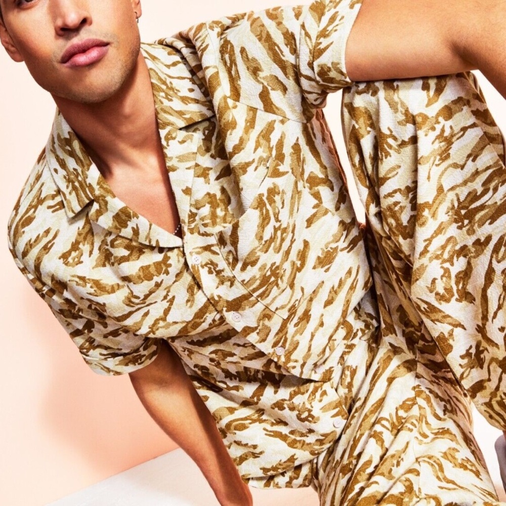Tan Camouflage Short Sleeve Button Shirt Men’s Size Small